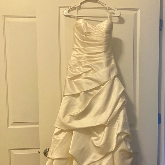 Ivory Yvonne bridal wedding dress size 6 great condition - Picture 2 of 7